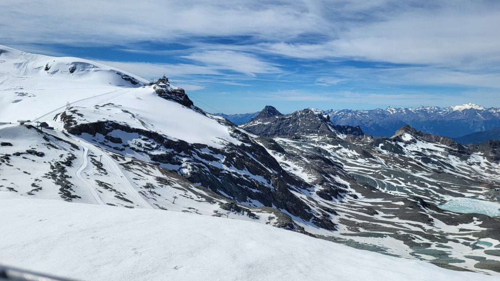 Der Rest in Cervinia nicht mehr, nach Plan Maison komplett grün und auch Ventina bereits jetzt, Ende Mai nicht mehr bis 2800 fahrbar ...