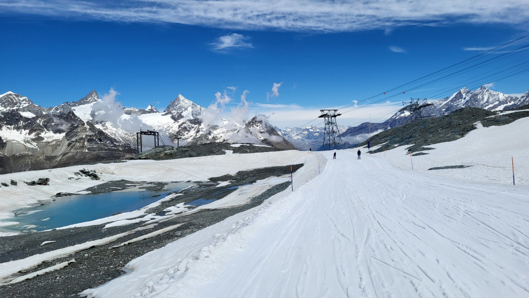 Noch geht's nicht über die SL-Trasse, die Pisten vor dem Gegenanstieg allerdings beide sehr schmal.