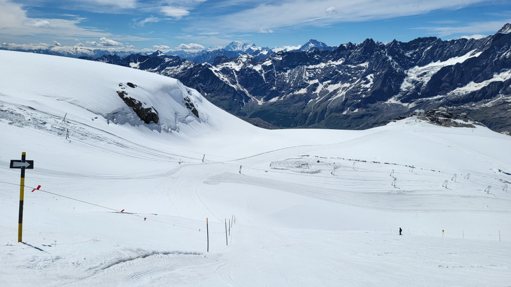 Aktuell geht's nur  über Testa Grigia. Mal schauen wann die rechte Piste zum Testa aufgeht