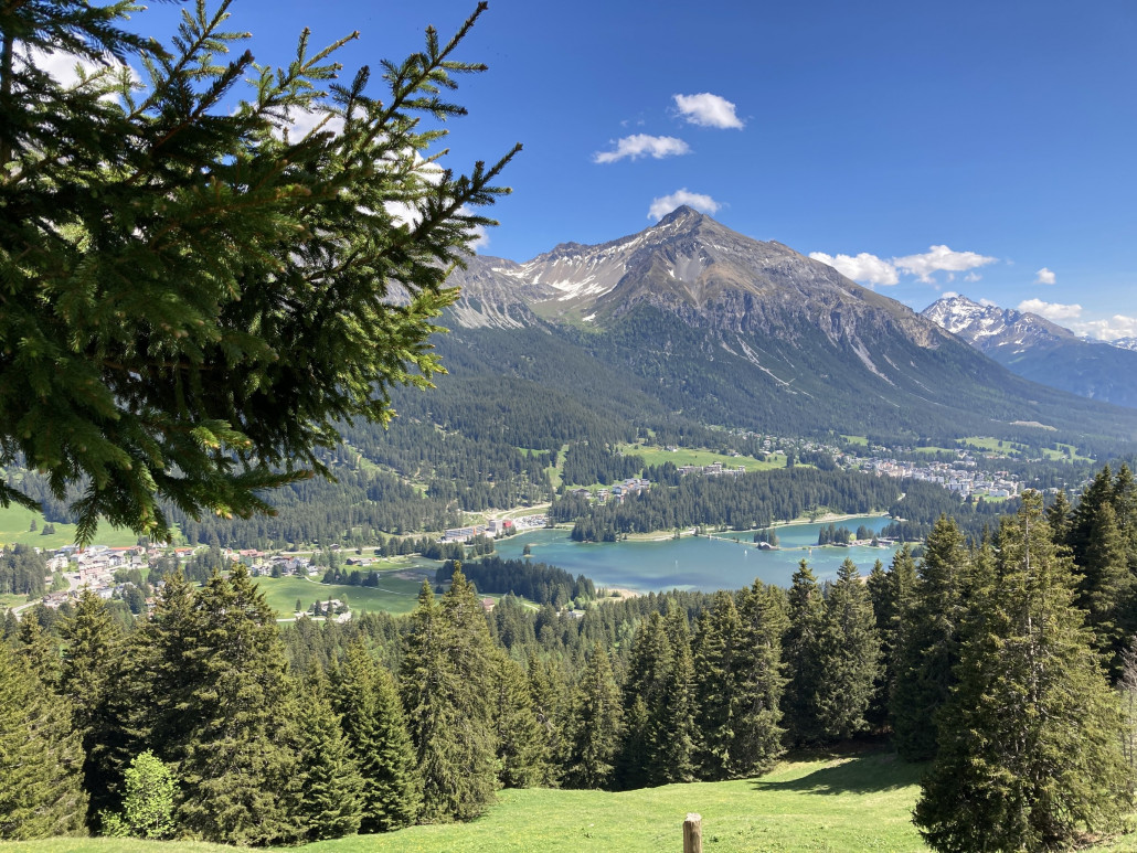 Bei der Talstation der KSB Cumacheals hat es ein Bänkli mit dieser netten Aussicht auf den Heidsee