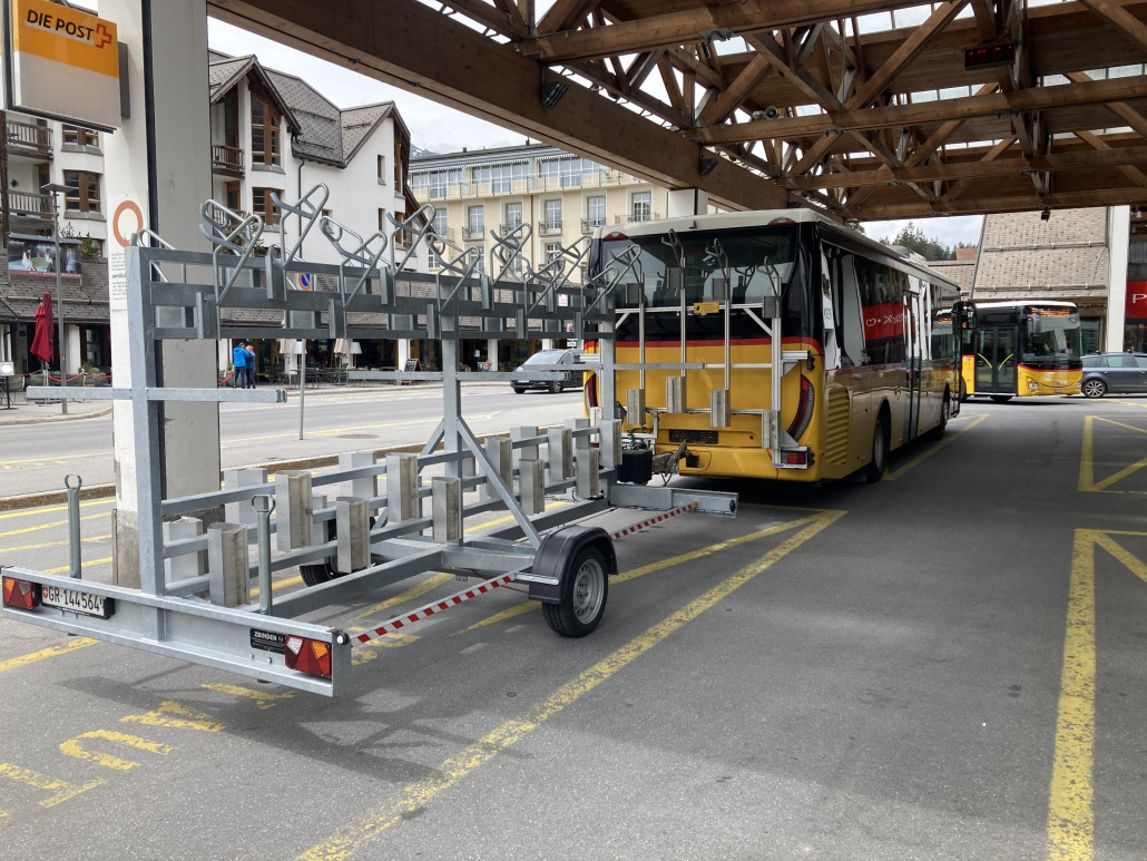 Zurück auf die Lenzerheide nahmen wir das Postauto. Der Bus war mit diesem Anhänger bestückt, welcher zwanzig Fahrräder transportieren könnte. Immerhin acht Bikes hingen am Schluss an den Haken. Suboptimal ist, dass 29"-Bikes nur an die hohen Aufhängevorrichtungen passen.