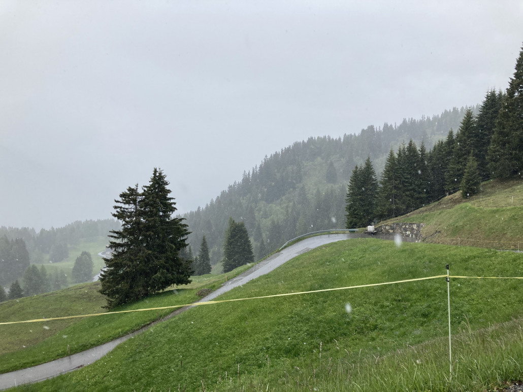 Schneefall auf Tgantieni, ca. 1750m.ü.M. Weiss wurde es ungefähr auf der Höhe der Alp Fops. Mehr als eine minimale Bezuckerung wurde es aber (zum Glück) nicht.
