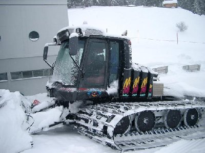 ... und ein Pistenbully an der Mittelstation der Zwölferkogelbahn
