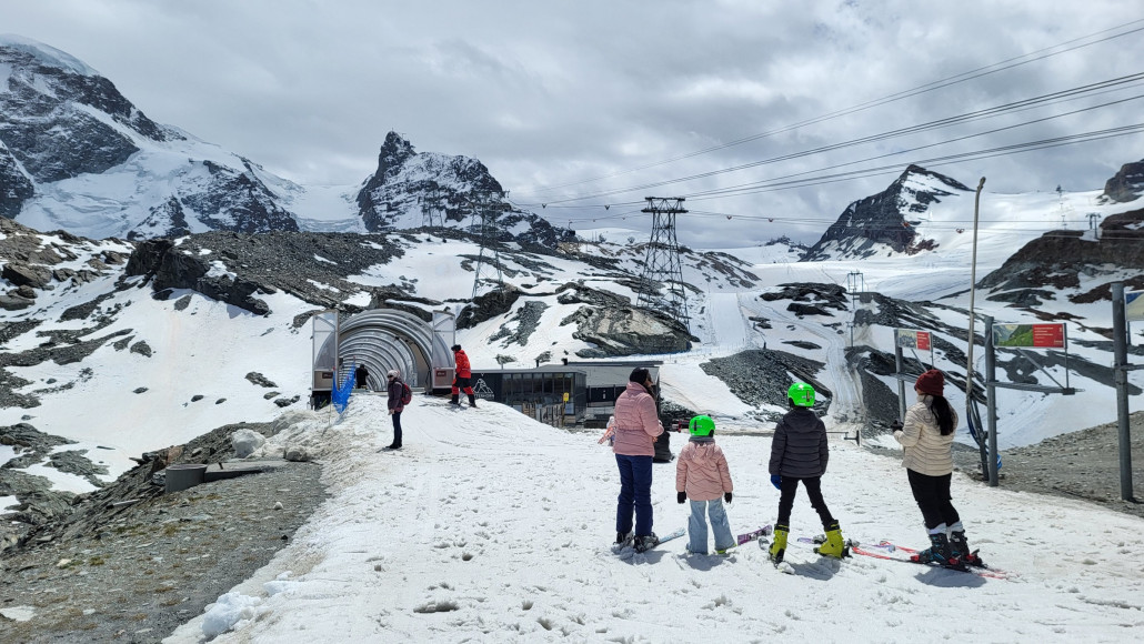 Mehr Asiaten und Inder auf Skier als Europäer. Da der SL Breithorn nicht lief, kamen sie wieder hierhin herunter. Viel Schnee ist hier allerdings nicht mehr