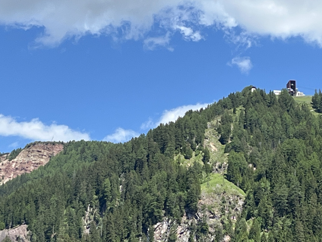 Kran links im Bild vor der Wolke auf dem Naifjoch. Bild von heute