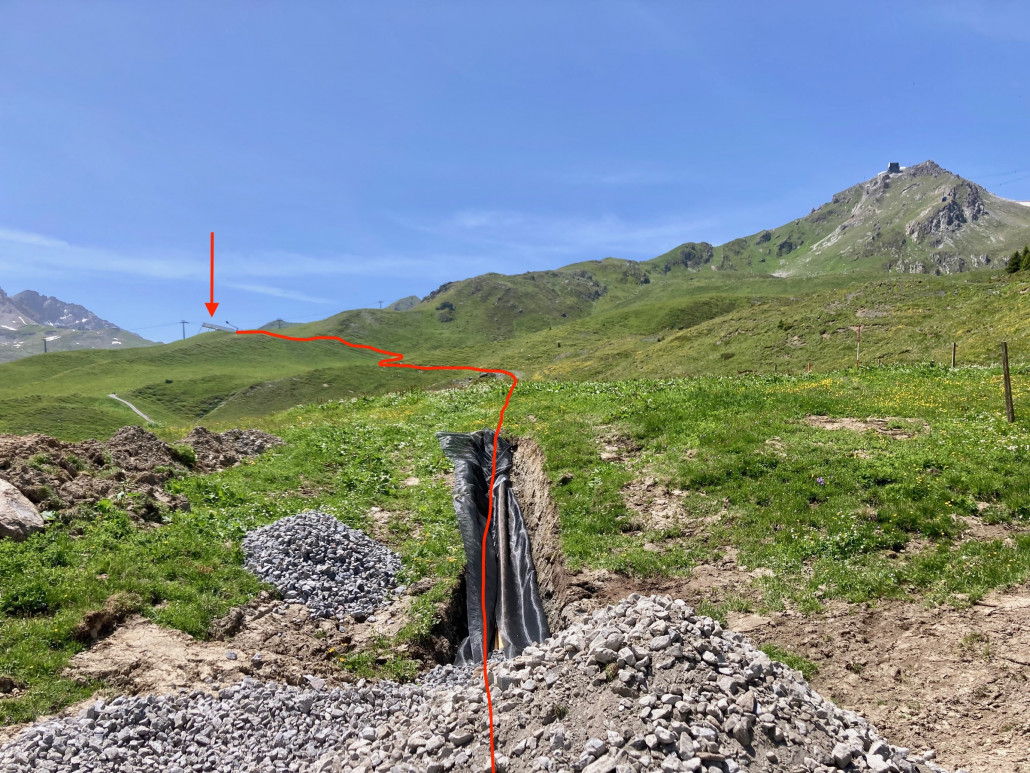 Vorbereitete Erdleitungen oberhalb der Mittleren Hütte mit Blickrichtung Carmenna Toblerone.