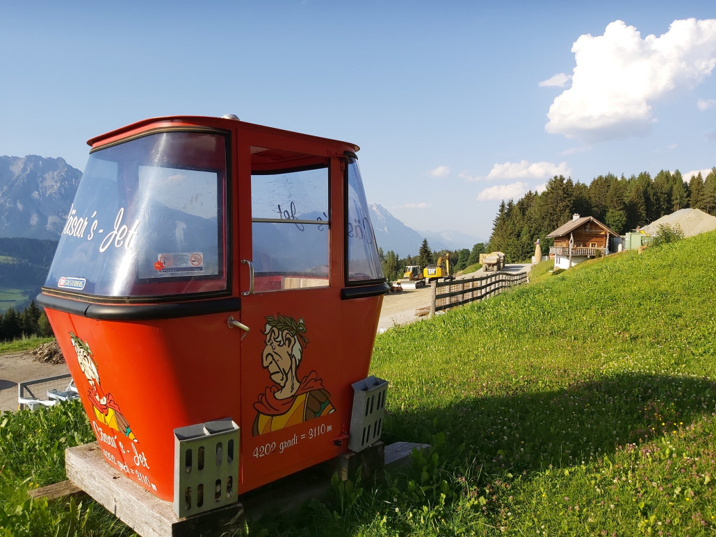 Eine der ersten Gondeln ist auch schon angekommen. Hätte was, aber für den heutigen stand der Dinge viel zu eng.