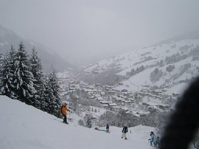 03.01<br /><br />Blick ins verschneite Hinterglemm vom Mitteregg aus. <br /><br />Sorry fürs Kamerabändchen vor der Linse