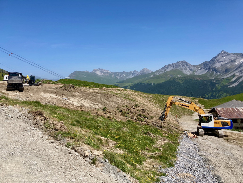 Planierungsarbeiten bei der Mittleren Hütte. Hinten die Weissfluh mit Schiahorn, Chüpfenflue, Mederger Flue und Tiejer Flue.
