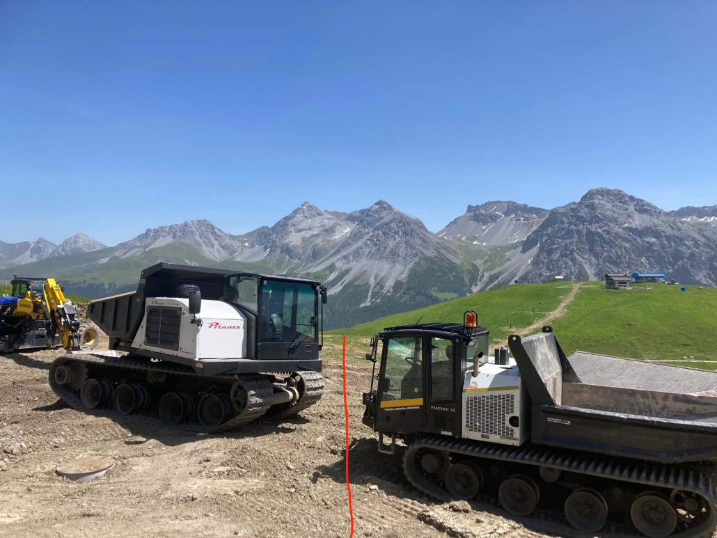 Ziemlich genau zwischen den beiden Prinoths führte bis 1970 das Trassee des alten Weisshornlifts von 1938 durch. Die Erdarbeiten haben die bis dato noch sichtbaren Überreste zerstört. Hinten die Aroser Dolomiten mit der Maienfelder Furgga.