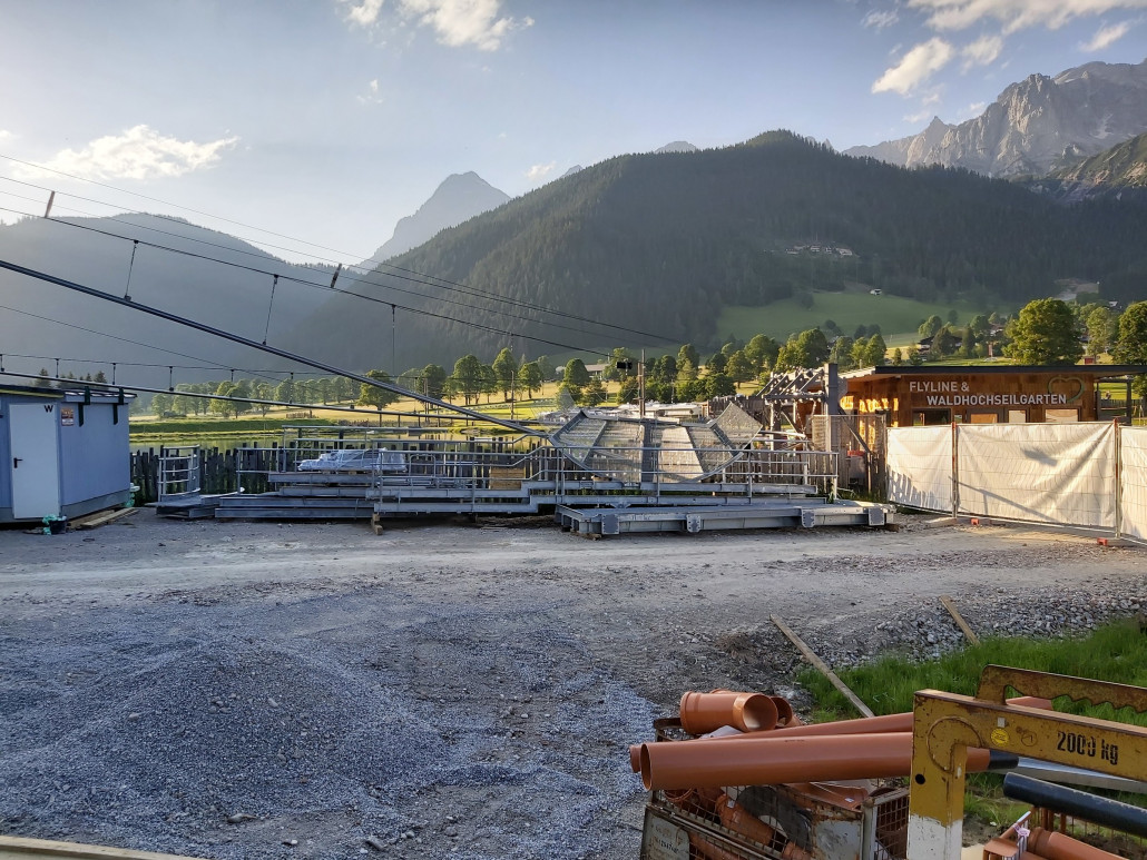 Auch neben der neuen Station liegen bereits Teile herum.