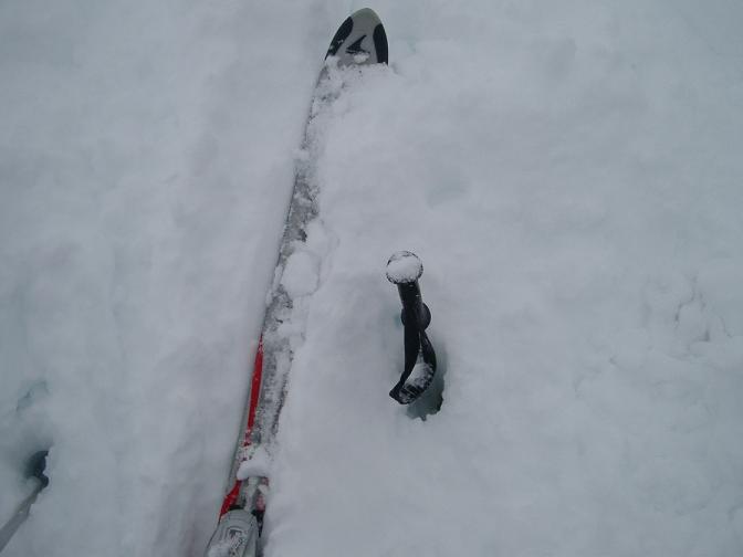 Bin an der Piste 19 am Spieleckschlepplift Tiefschnee gefahren und konnte meinen 130 cm Skistock komplett in den Schnee drücken und es wäre noch tiefer gegangen