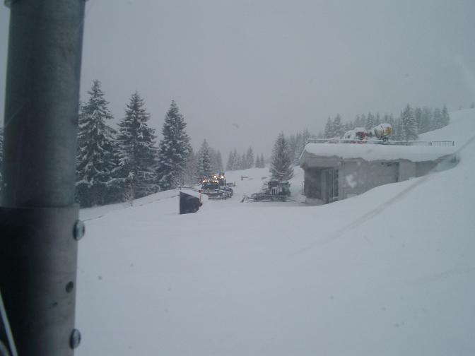 Bullyparade und neue Garage für die Bullys. Auf dem dach Raupen mit aufgesattelten Kanonen und einzelne Schneekanonen
