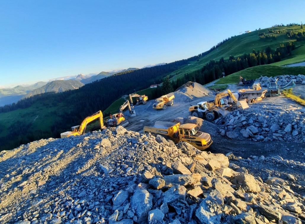 viel mächtiges Baugerät am Berg