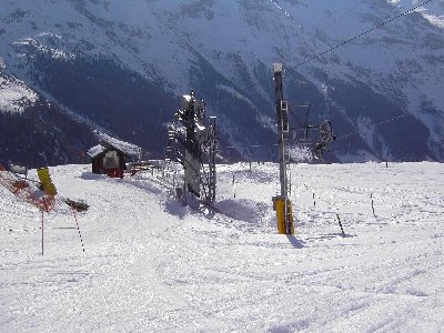 Talstation des nun abgebauten Skiliftes &amp;quot;Gouilles&amp;quot; im Skigebiet von Zinal. Auch die gemütlichen Sitzbänke sind an der Talstation zu erkennen.