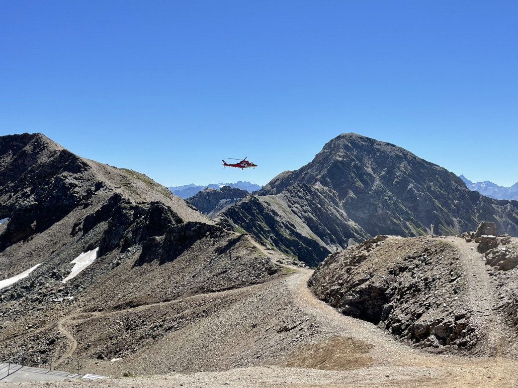 Ein Helikopter der Rega machte einige, ziemlich tiefe Erkundungsrunden rund um das Rothorn. Schliesslich fanden sie, was sie suchten: Einen verunfallten Biker auf dem Totälpli-Trail.