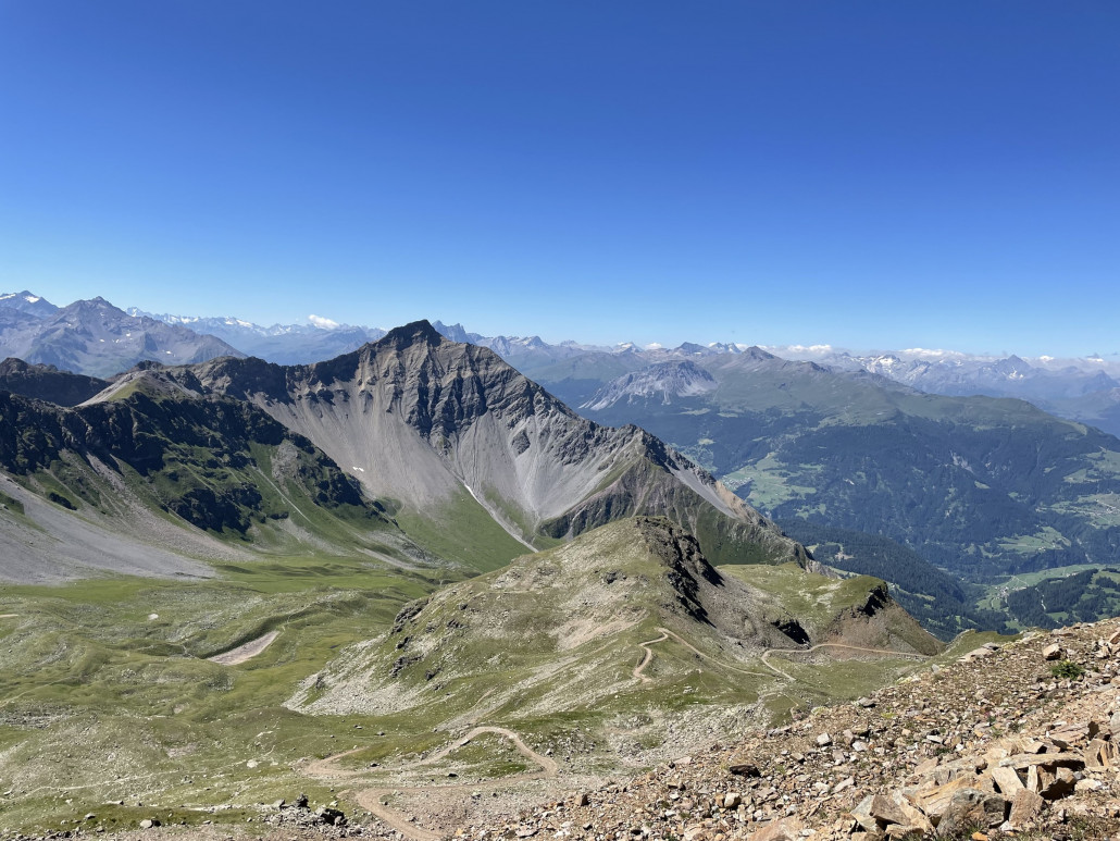 Blick zum Lenzerhorn. Der Weg, der in der unteren Bildhälfte zu sehen ist, wurde letzte Woche neu hergerichtet und ist jetzt ziemlich eben und fein.