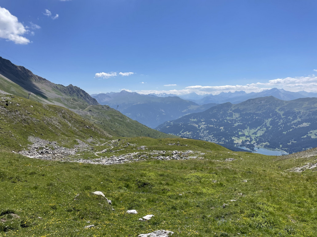 Oberhalb der Motta Hütte. Eine Stütze der Rothornbahn sowie eine des Weisshornsessels sind zu sehen.