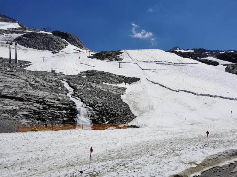 2. Bereits am Tuxer Fernerhaus. Bis hierhin kann man noch mit den Ski abfahren..jpg