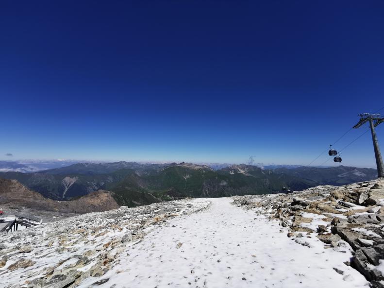 6. Wie Ski-Chrigel schon erwähnt hat, gibt es einen Wanderweg zwischen Gondel und Sesselbahn. Mindestanforderung - Hohe Bergschuhe oder besser Winterstiefel..jpg