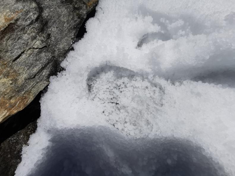 14. Heutiger Schneebericht - Einige cm frischer Hagel. Keine Ahnung wie gut Hagel zum skifahren geht..jpg