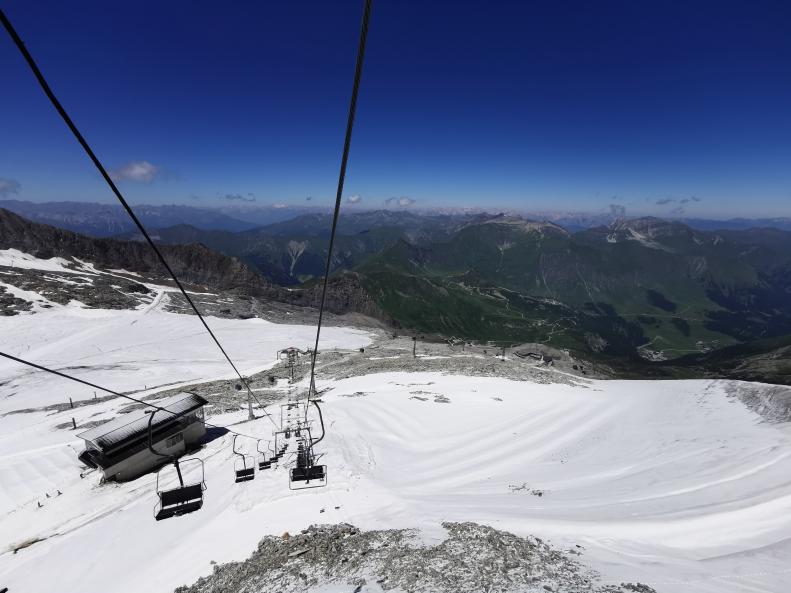 15. Natürlich fahre ich auch wieder mit der Doppelsesselbahn bergab..jpg