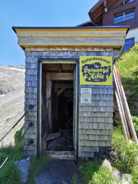 16. Da noch Zeit war, stellte sich die Frage, was man am Hintertuxer noch so alles am Berg machen kann. Es gäbe zwar eine Eishöhle, aber die Wahl fiel auf die Spannagelhöhle..jpg