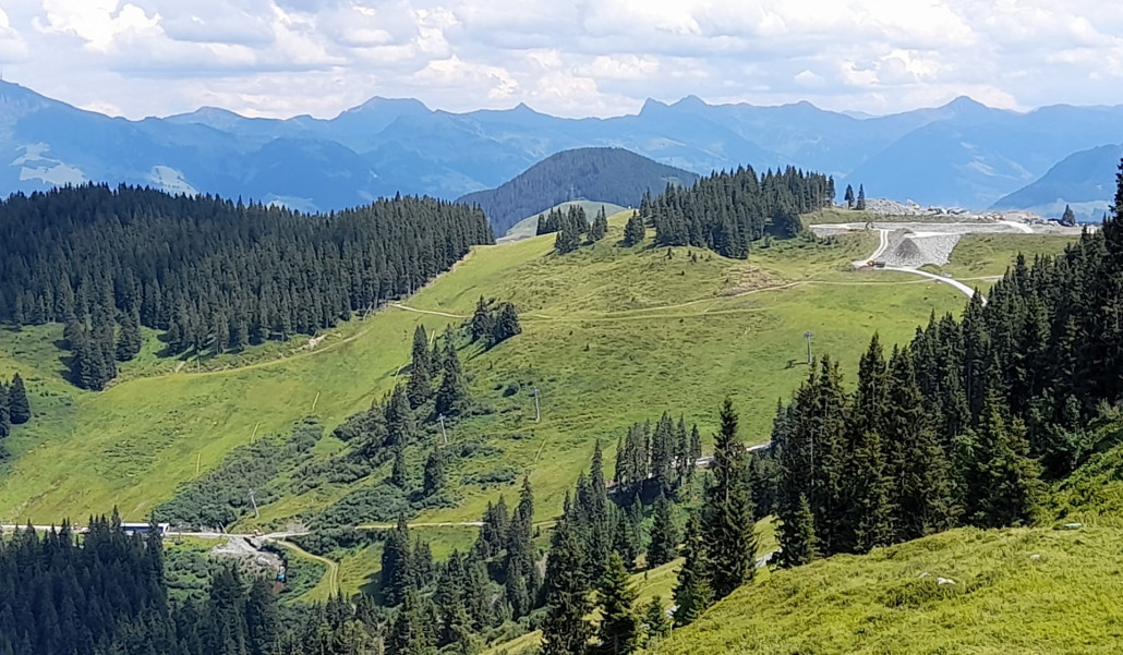 Blick aus der 8EUB Brandstadl: links unten wird wohl die Piste vor der TB-Talstation verbreitert. Hier war vor Wochen schon viel Material für Hangsicherungen gelagert.