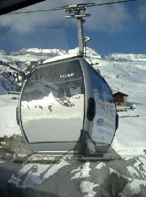 wie nutzt man einen zwischenstopp? genau: man fotografiert die gondel, die praktischerweise gleich gegenüber angehalten hat! :-)