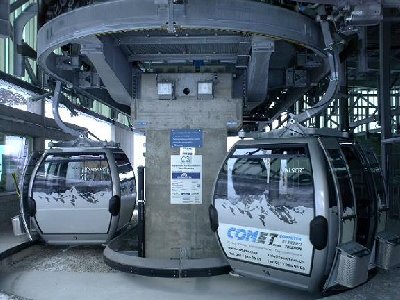 in der talstation der gondelbahn.