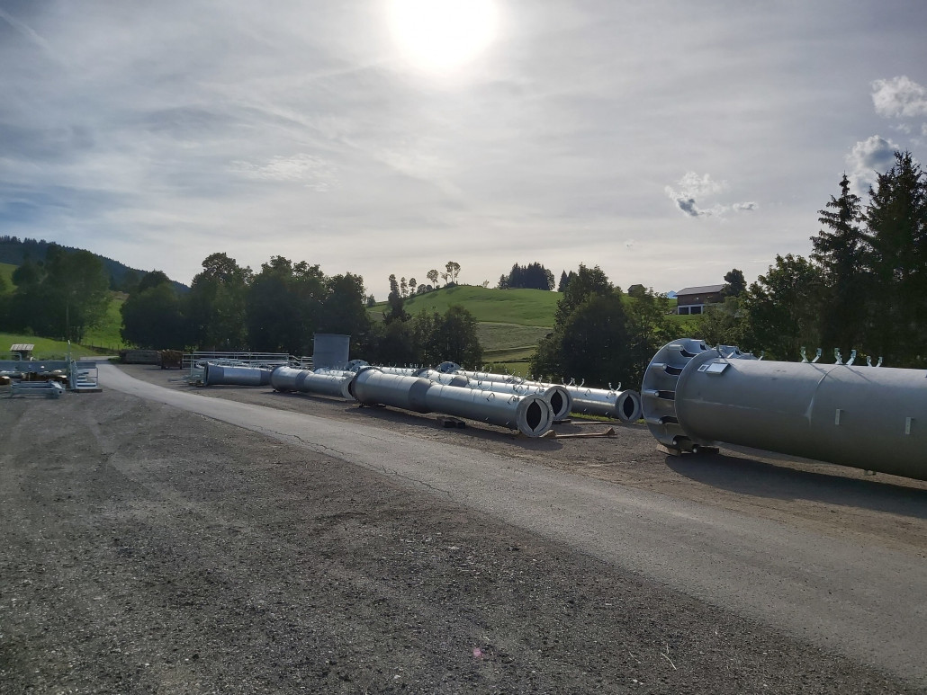 Am Galsterberg sind bereits einnige Streckenteile angeliefert. Viele Stützenschäfte, einnige Podeste/Jöche und erst ein paar Wechsellastbatterien.