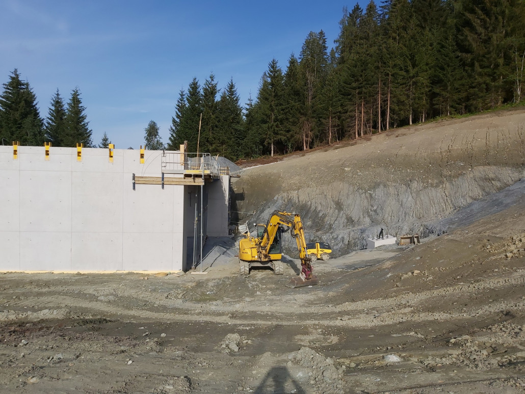 Die Fundamente nach dem Gebäude sind gegossen und alle anderen wahrscheinlich auch schon. Die Montage der Stütze  könnte ich mir in etwas weniger als 3 Wochen vorstellen.