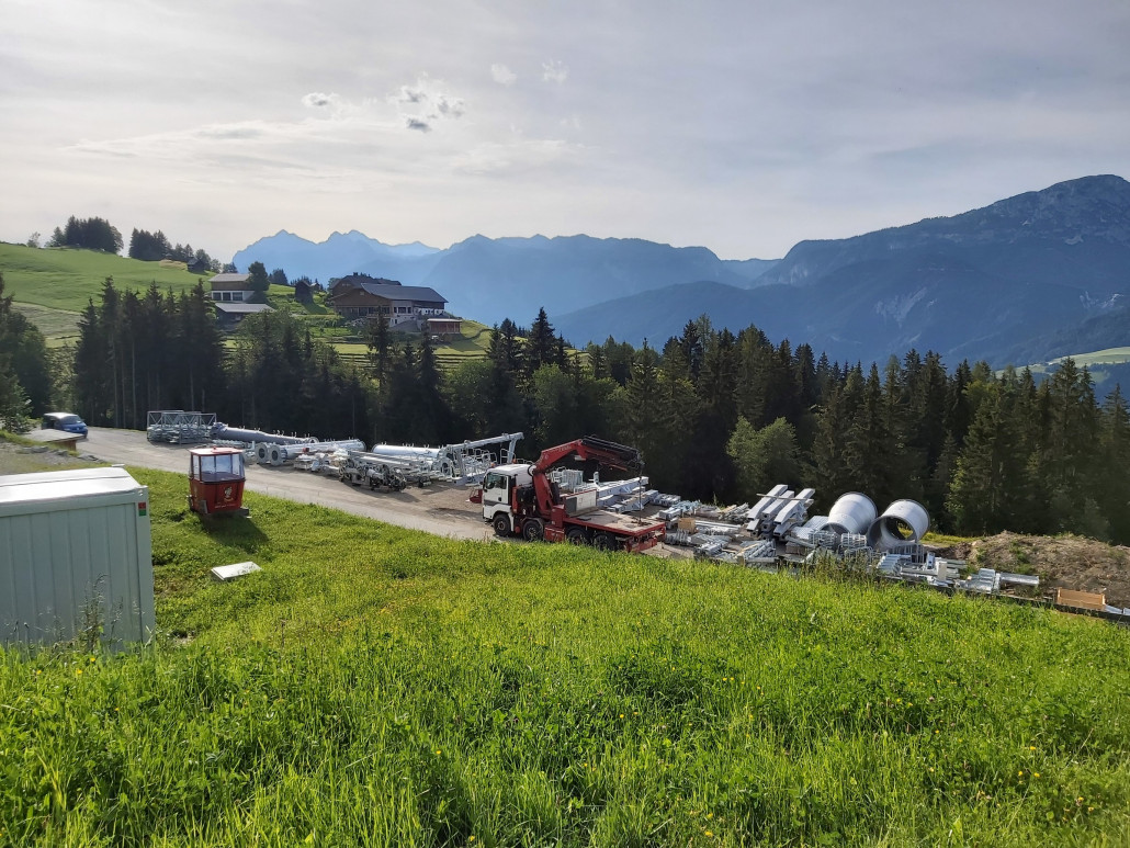 Noch ein Blick hoch zu den Parkplatz neben der Bahn.