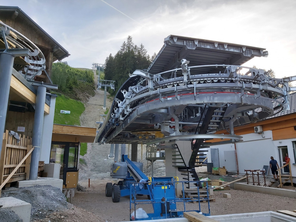 Auch alle Stützen sind montiert und der Kabelgraben bereits geschlossen.