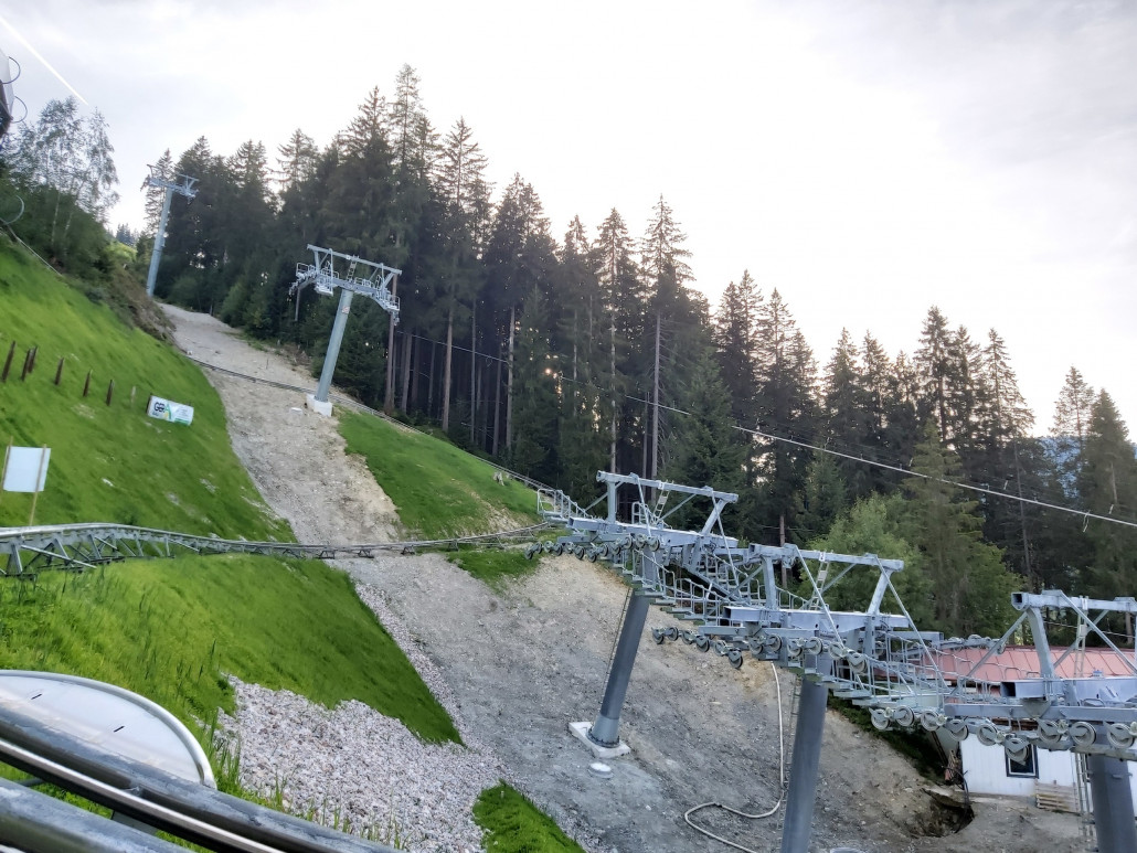 Steile Ausfahrt mit gleich drei Niederhaltern. In etwa so steil wie bei der Lärchkogelbahn.