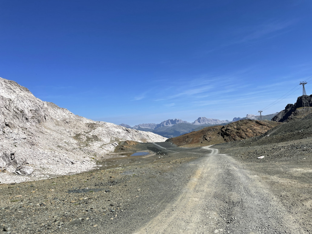 Start der Abfahrt. Im oberen Bereich fährt man stets entlang der Schiferbahn.