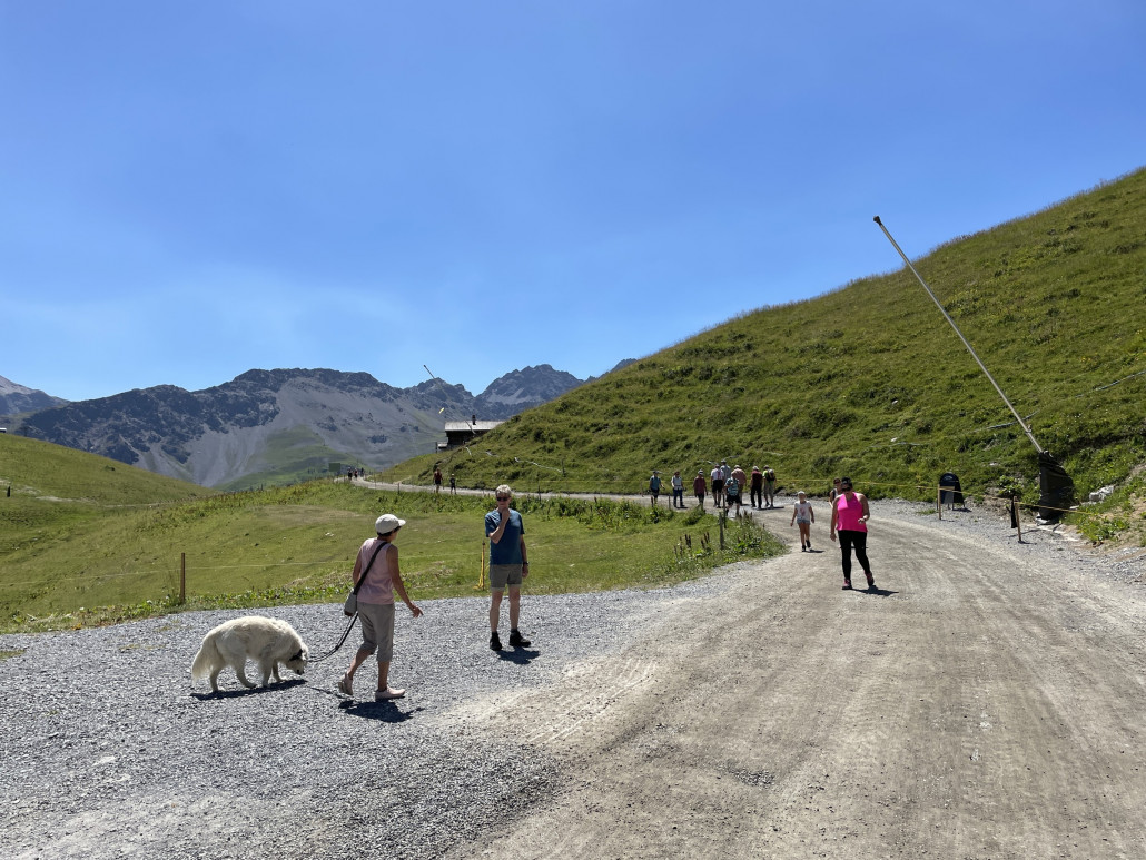 Zurück im Rummel bei der Mittelstation der Weisshornbahn
