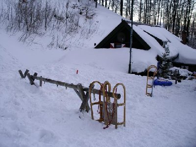 Lilienfelder Hütte auf 956 m (man beachte die Schaukelaufhängung im Vordergrund und messe daran die Schneehöhe)