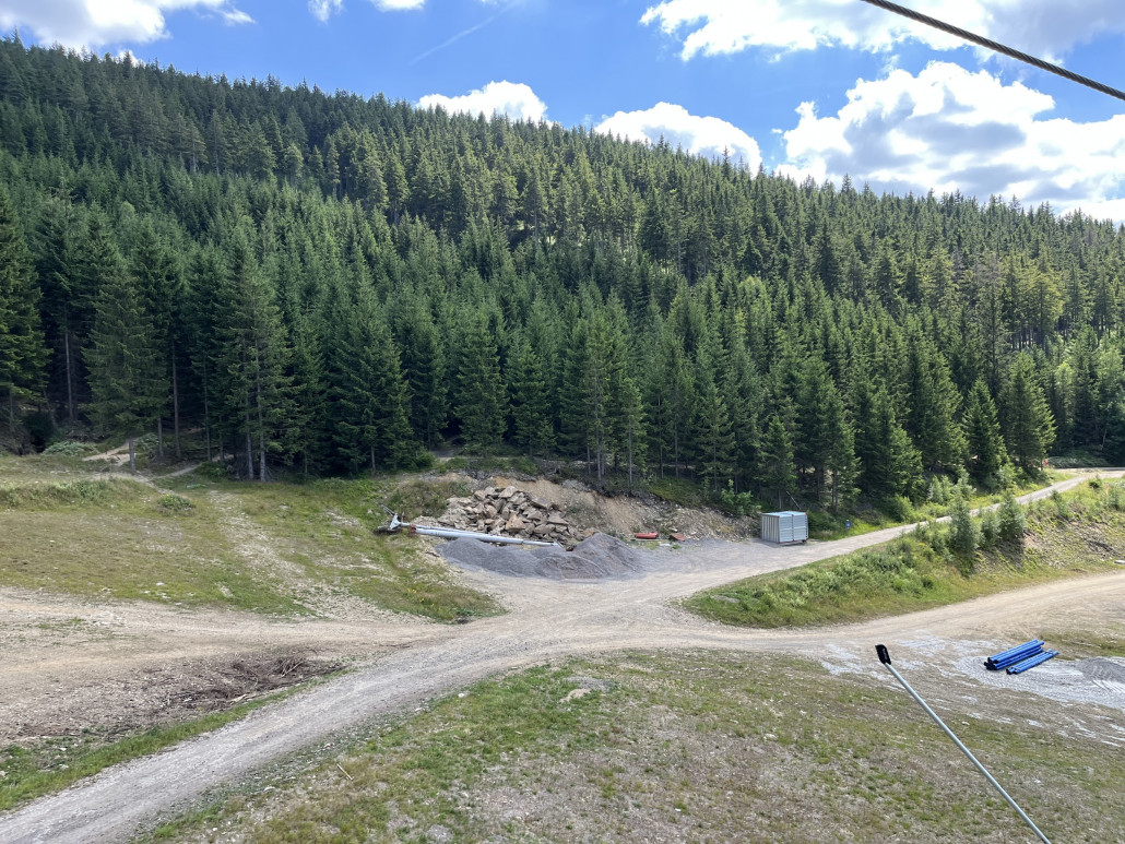 24.07. Jachymovska: nach dem Steilhang lagerten einige blaue PE-Rohre (da ich diese als Drainage auf den Trails nicht gesehen habe dürften sie der Beschneiung zuzuordnen sein) und eine Stütze des ehemaligen ESL
