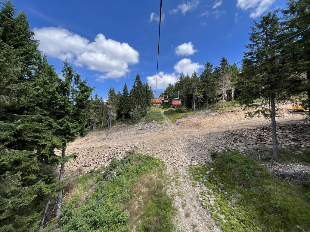 24.07. im Vergleich ist die Trasse breiter geworden, sichtbar an der Aufschüttung talwärts
