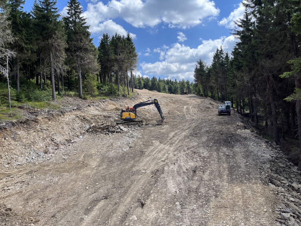 24.07. der gleiche Blick mit sichtbarem Baufortschritt bei Verbreiterung und Planierung, zudem sind weiter Baufahrzeuge im Einsatz was ich als Hinweis für geplante Beschneiung sehen würde