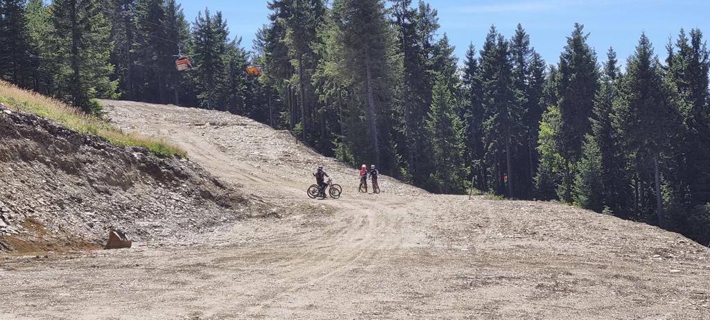 Wie Odolmann schon zeigte, wurde der obere Bereich noch etwas verbreitert, aber der Endzustand scheint mir noch nicht erreicht, kann mich aber auch irren.