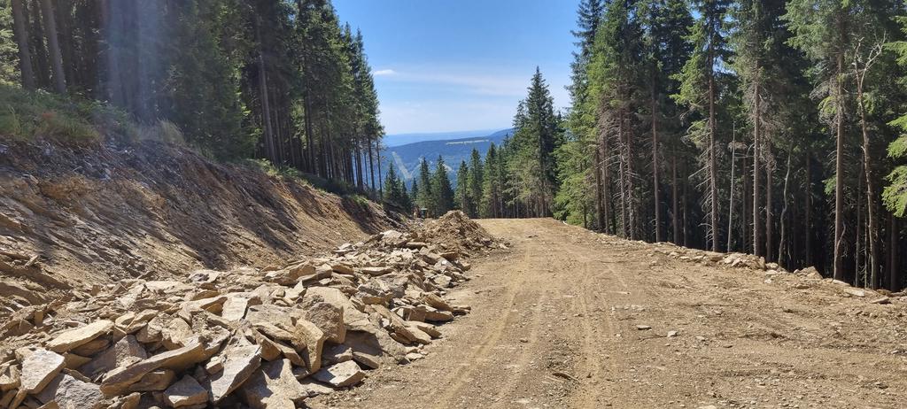 Die Verbreiterung im Bereich der Kreuzung mit der alten ESL-Trasse ist im Gange und mit reichlich Gestein verbunden.