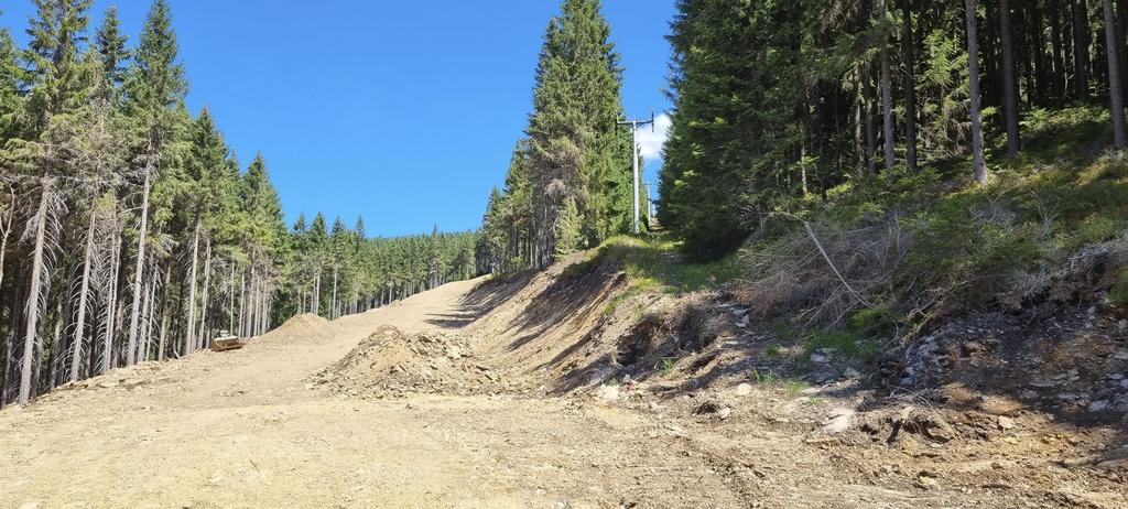 Hier war die ESL-Stütze im Weg, die jetzt an der Pistenkreuzung lagert.