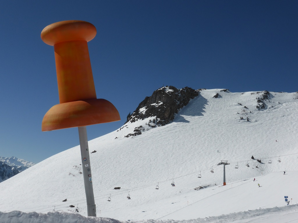 die alten Werbeutensilien vom einst "bestversteckten Schigebiet" stehen auch noch herum...