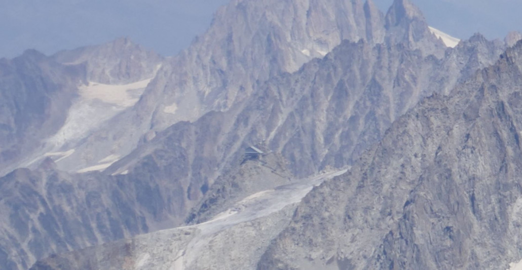 Grand Montets PB Bergstation (von der AdM aus gesehen). Hier sieht man deutlich warum die neu 3S Bergstation einige HM weiter unten gebaut werden wird. Man will sich die Lauferei über die Treppen beim Ausstieg sparen.