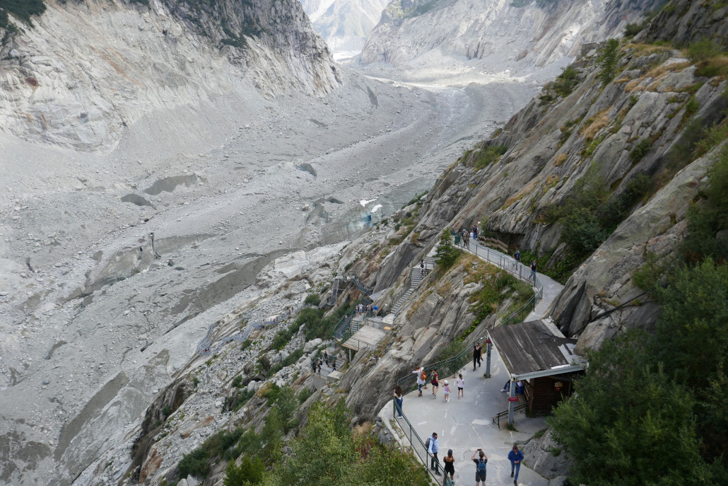 Langer Weg und viele Treppen bis zum Gletscherende und der Gletschergrotte (blauer Punkt in Mitte des Bildes)