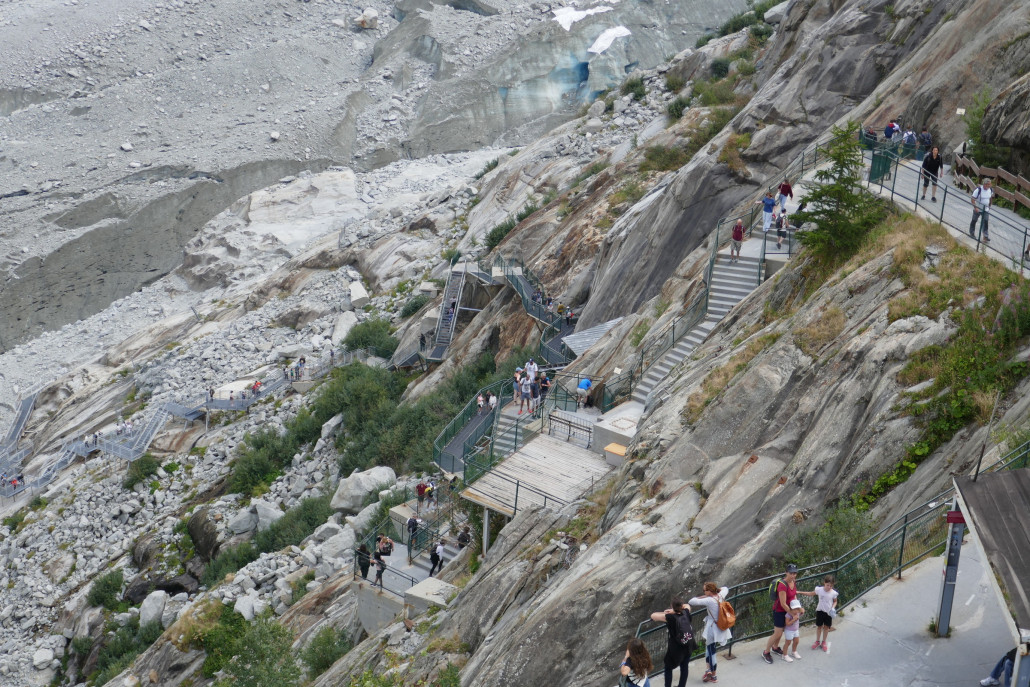 Mehr im Zoom. Das untere nicht sichtbare Stücke Weg bis zur Gletschergrotte verläuft dann fast horizontal neben/über dem Gletscher