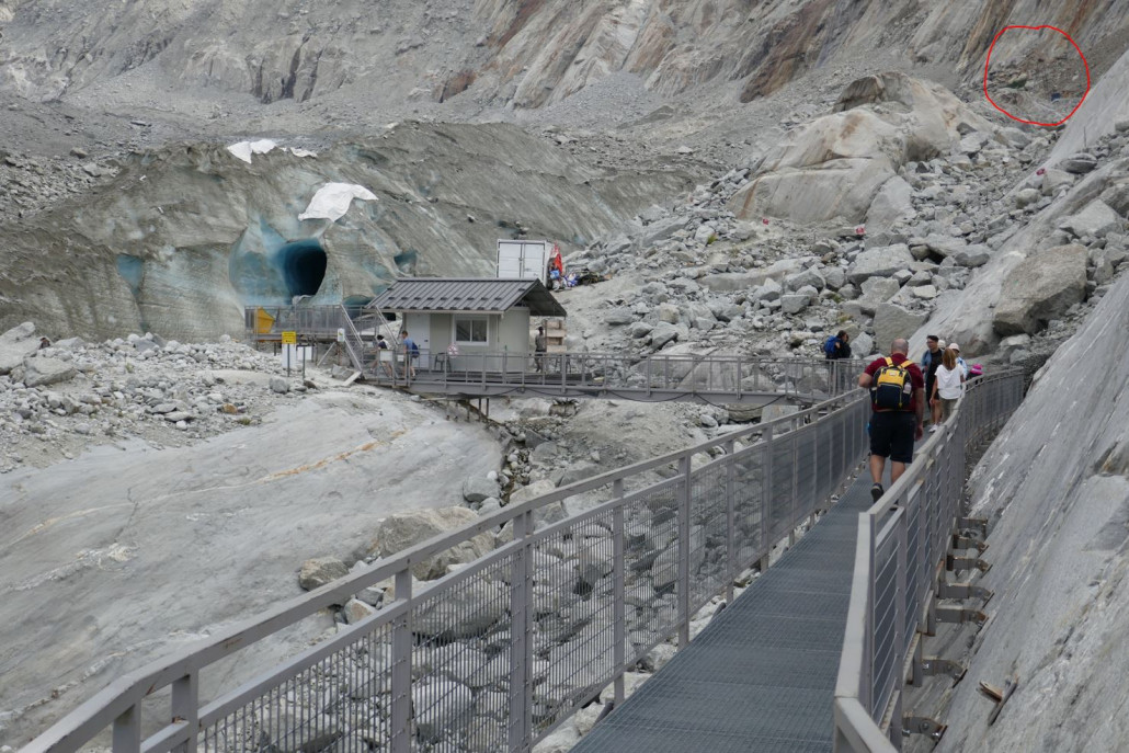 Letzter Teil des horizontalen Stegs vor der Gletschergrotte. Oben rechts ist eine Stütze der Bauseilbahn zu erkennen. Da hinten kommt also irgendwo die Talstation der neuen Bahn hin.