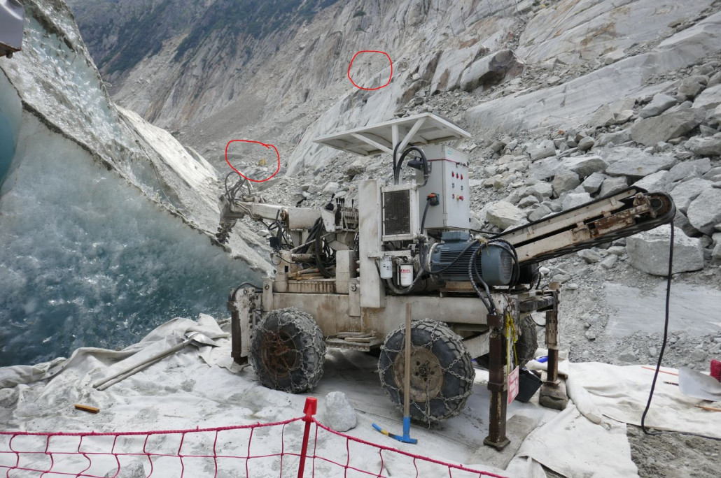 Am Eingang der Gletschergrotte. Mittig oben die Stütze und weiter links unten ein Bagger. Irgendwo da hinten kommt die Talstation der neuen Bahn hin.